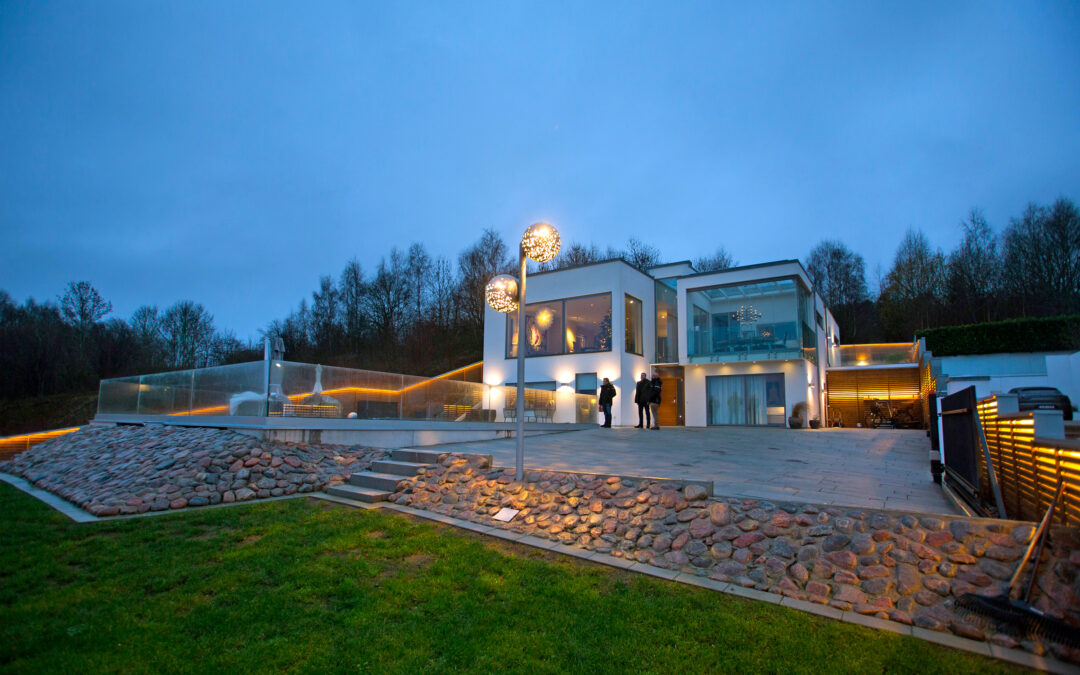 Snyggt och dekorativt ljus omgärdar villan i Båstad